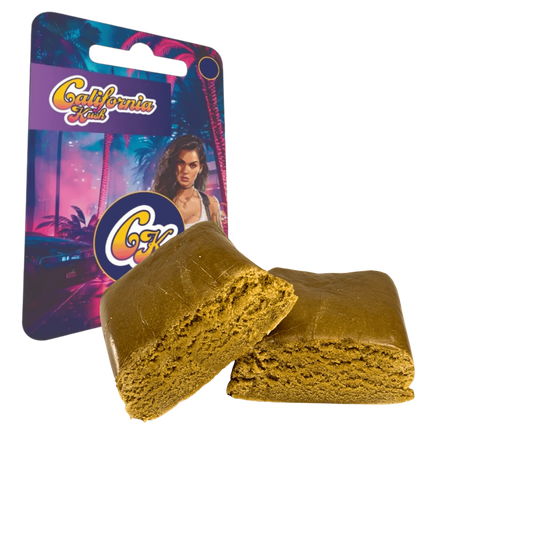 Résine CBD en plaquettes brun doré, aspect pâteux, présentée en morceaux.