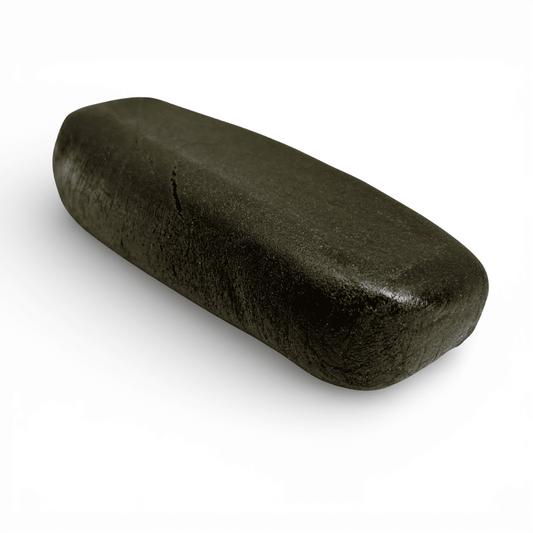 Résine CBD solide vert foncé en bloc ovale, aspect compact.