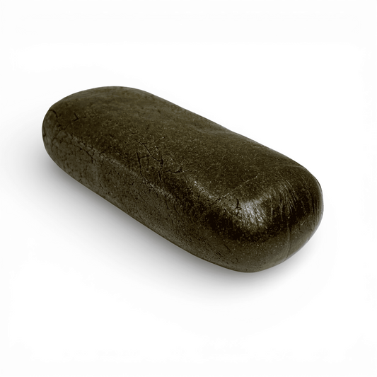 Résine solide verte en forme de barre, texture lisse et légèrement granuleuse.