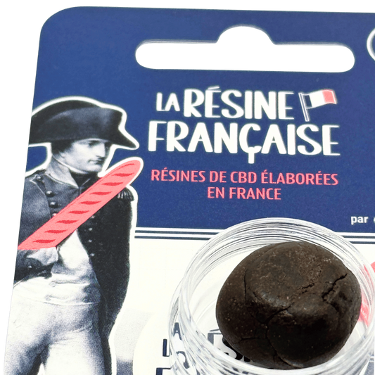 Résine CBD 3 g : boule de résine brune dans un petit pot transparent