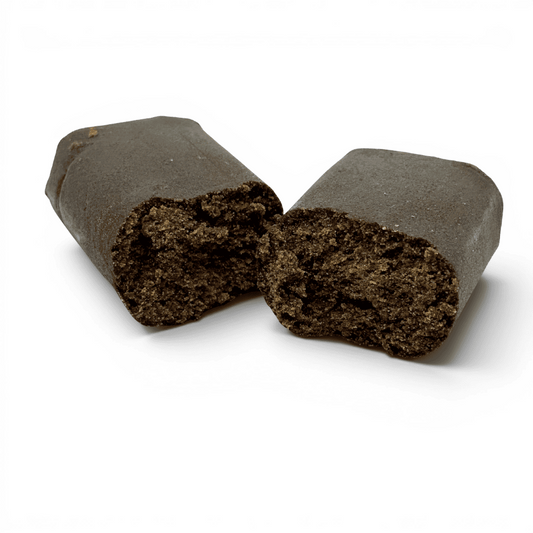 Résine Fresh Frozen en deux blocs, texture granuleuse brun foncé