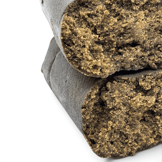 Résine Fresh Frozen, gros plan surface granuleuse brun foncé et beige