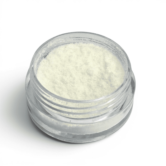 Pot de poudre d’isolat CBD blanc, contenu en flacon transparent.