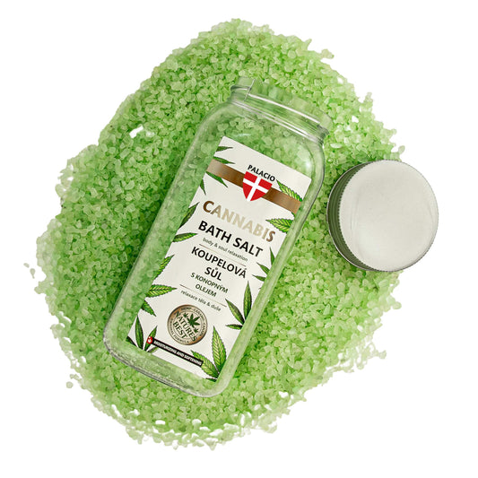 Flacon de sel de bain cannabis au chanvre avec cristaux verts et couvercle sur le côté.