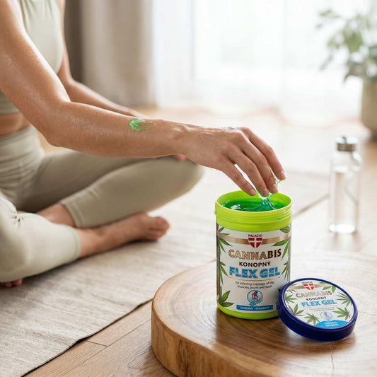 Gel de massage au chanvre Cannabis Flex, pot vert sur table avec couvercle bleu