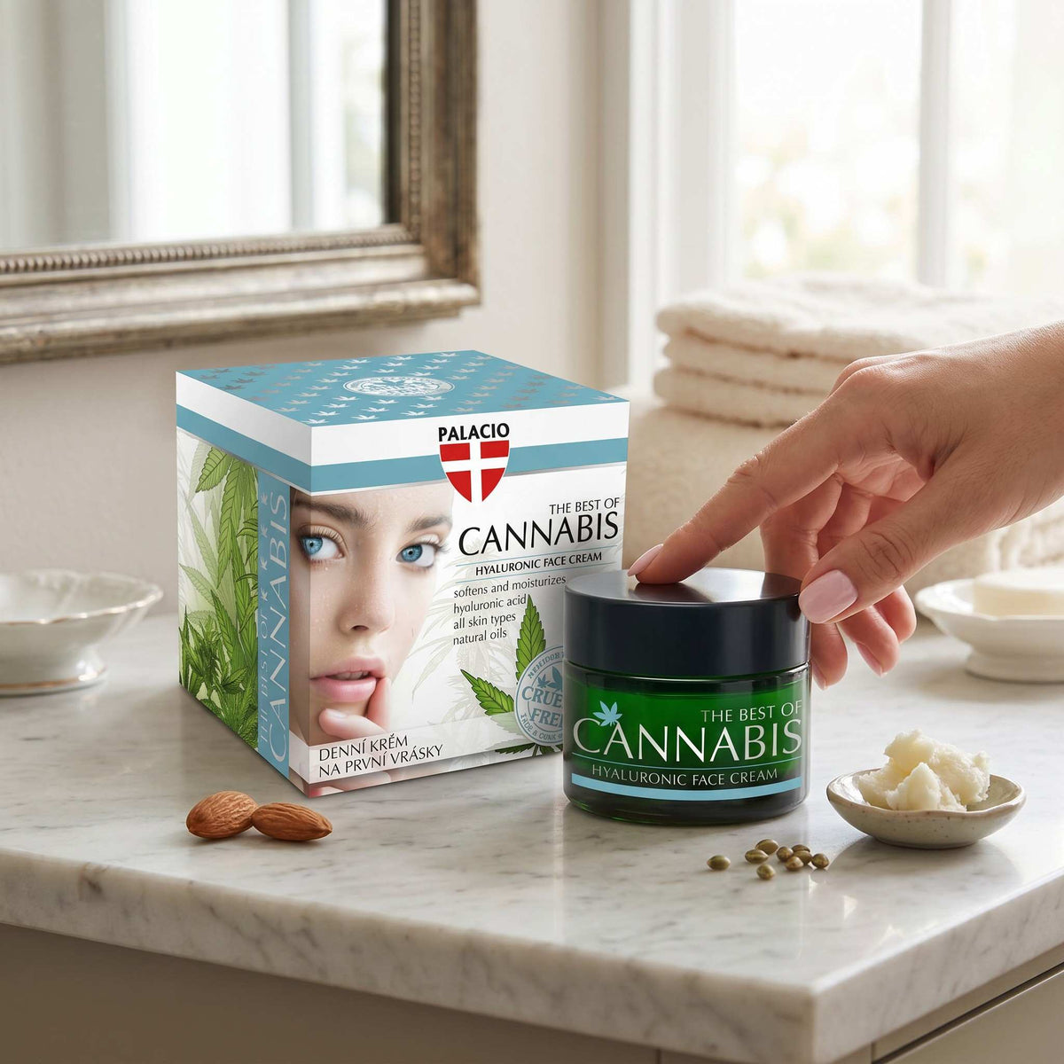 Crème de jour au chanvre et CBD : pot vert et boîte bleue, tenue à la main.