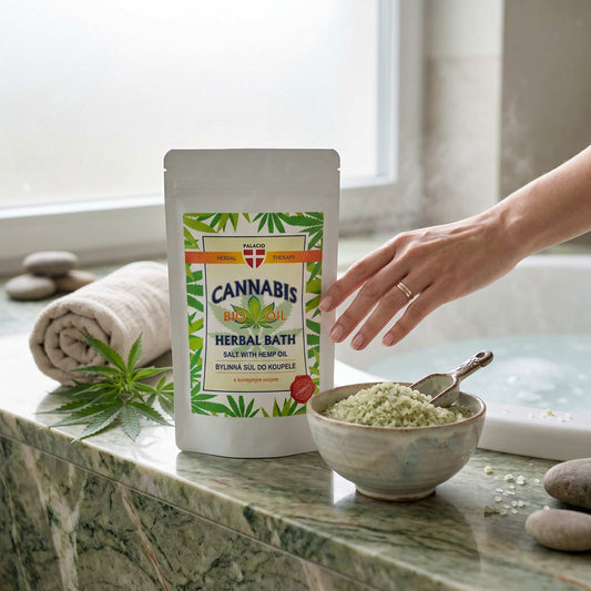 Sel de bain au chanvre Palacio en sachet, poudre claire, au bord d’une baignoire.