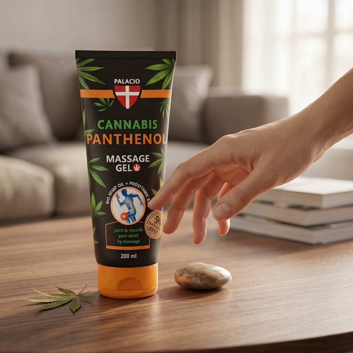 Gel de massage au chanvre et panthénol Palacio, tube 200 ml, main proche du produit.