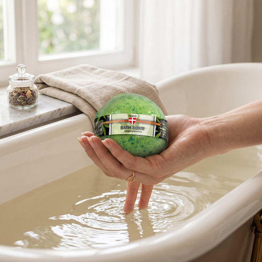Bombe de bain verte Palacio, tenue dans la main, étiquette Bath Bomb