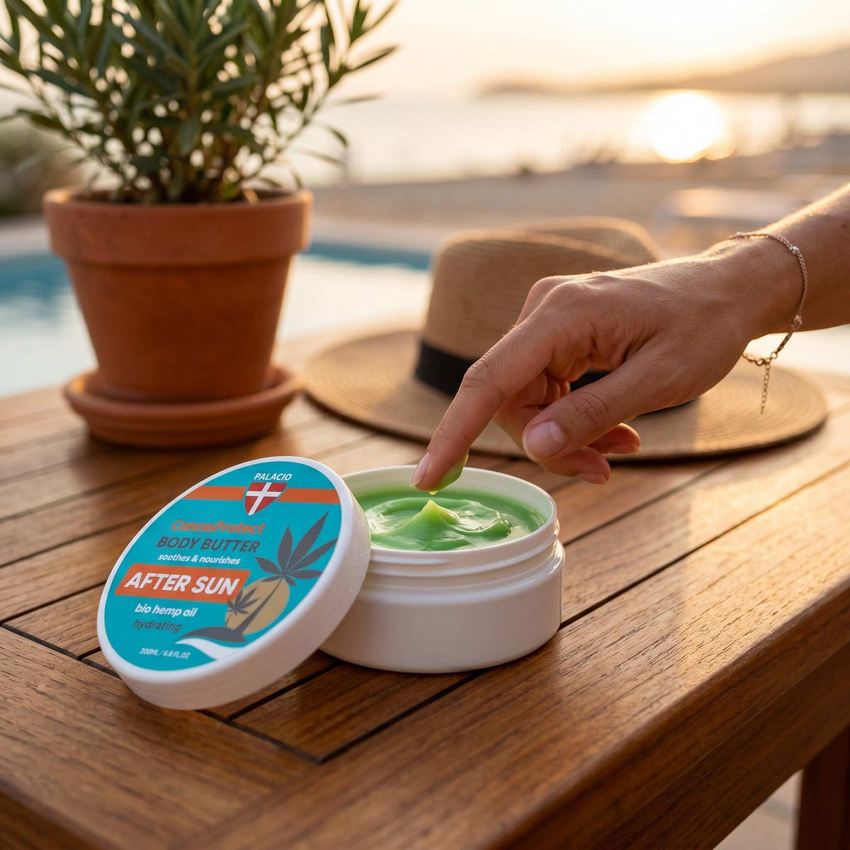 Pot de beurre corporel après-soleil au chanvre ouvert, crème verte et main qui prélève