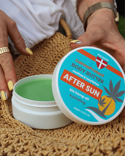 Pot de beurre corporel après-soleil au chanvre ouvert avec crème verte, mains en train d’appliquer