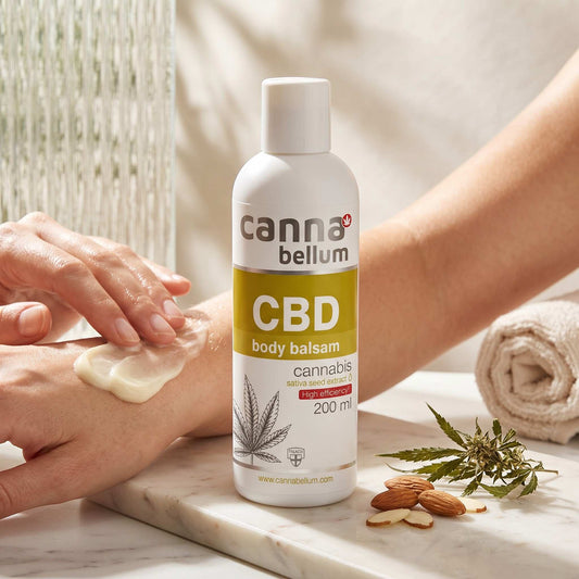 Baume corps CBD Cannabellum en flacon blanc, étiquette CBD body balsam 200 ml.