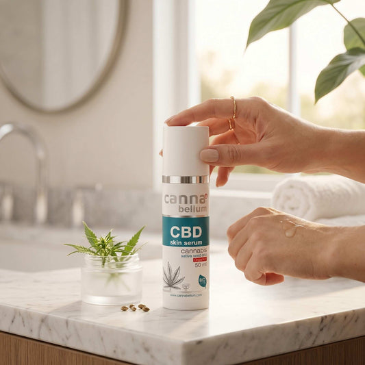 Flacon de sérum visage CBD Cannabellum 50 ml, tenu par une main