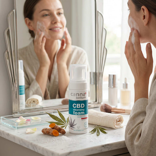 Mousse nettoyante visage CBD en flacon blanc, étiquette Cannabellum