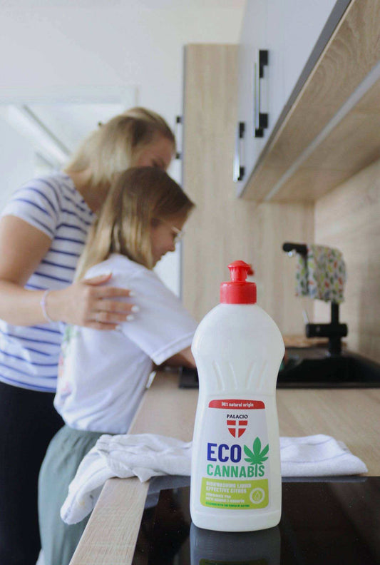 Bouteille de liquide vaisselle EcoCannabis au chanvre, flacon blanc à bouchon rouge
