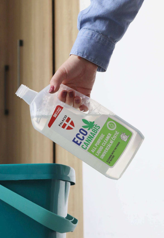 Flacon de nettoyant EcoCannabis au chanvre, multi-usages, tenu par une main