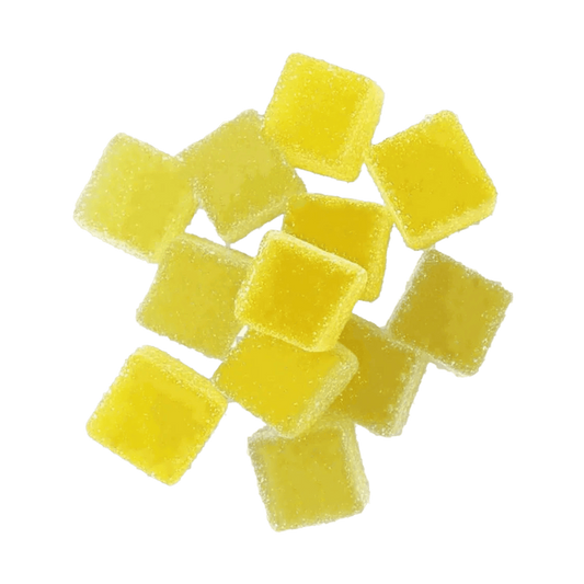 Bonbons gummies jaunes en cubes, texture gélifiée.