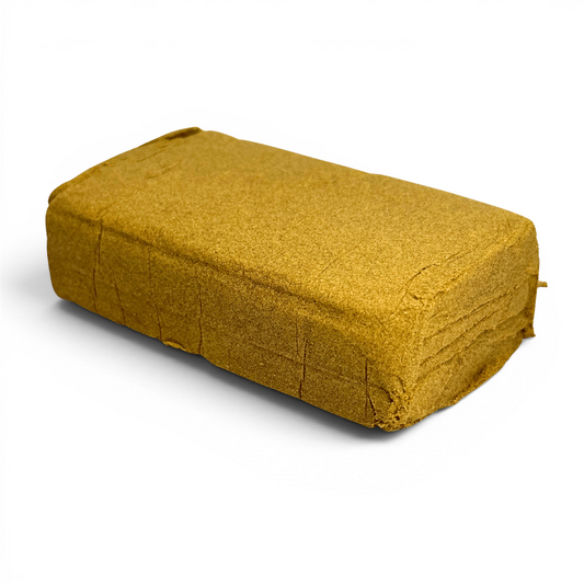 Bloc de résine CBD jaune d’or en forme rectangulaire, surface granuleuse