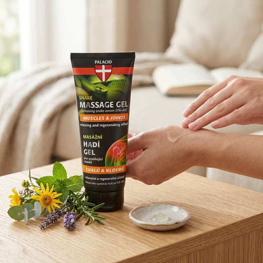 Tube de gel de massage PALACIO SYN-AKE, gel blanc sur table, main en action.