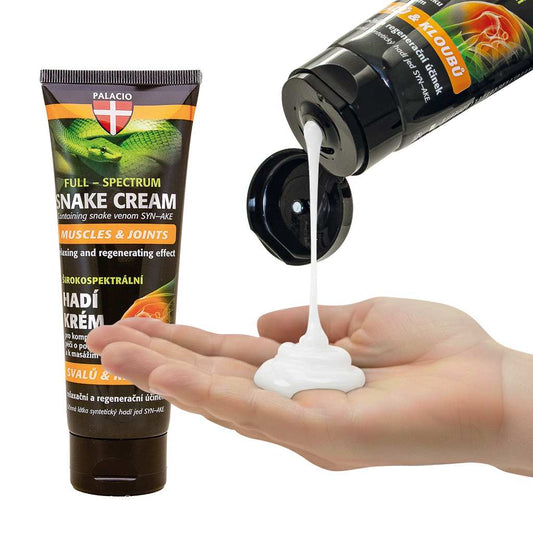 Crème SYN-AKE de PALACIO s’écoulant du tube sur la main.