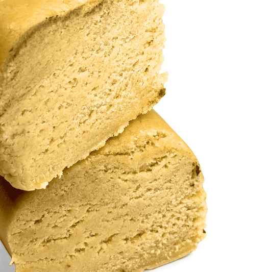 Morceau de résine jaune doré à texture granuleuse, vue rapprochée