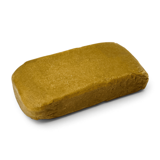 Résine CBD dorée en bloc rectangulaire, texture granuleuse