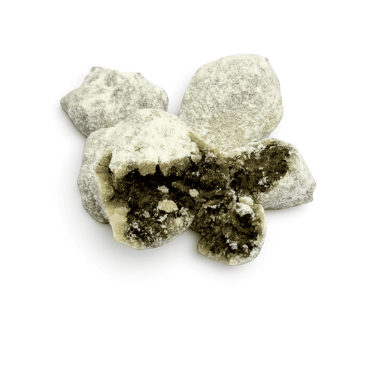 Morceaux de pierre minérale gris et blanc, texture cristalline et zones sombres