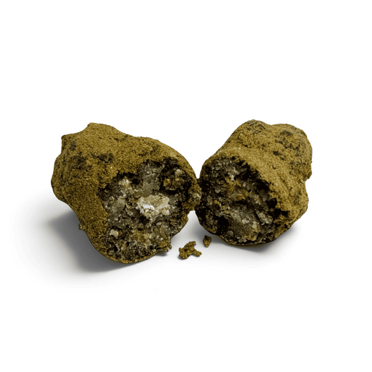 Moonrock CBD : deux morceaux vert foncé, texture granuleuse et compacte.