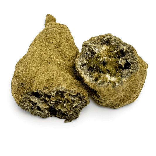 Fleurs de CBD 72% : deux morceaux brun-vert granuleux, surface rugueuse.