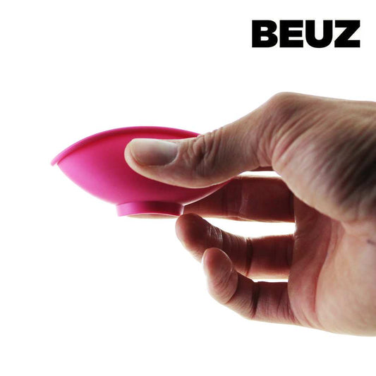 Bol à mix en silicone rose BEUZ, bord fin, maintenu par une main.