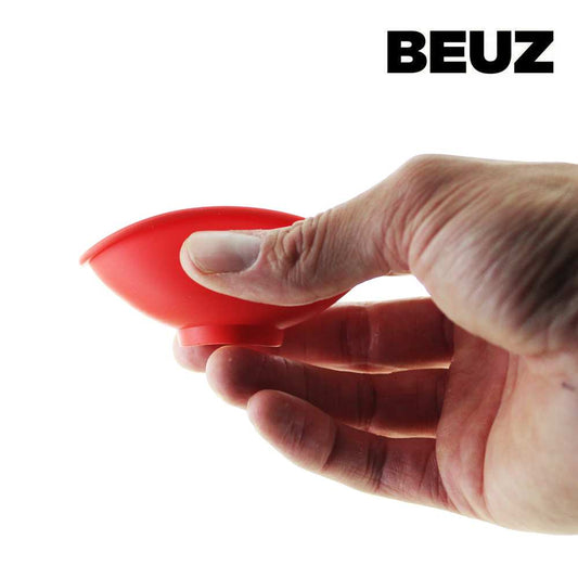 Bol à mix en silicone rouge BEUZ, bord d’un bol tenu par une main