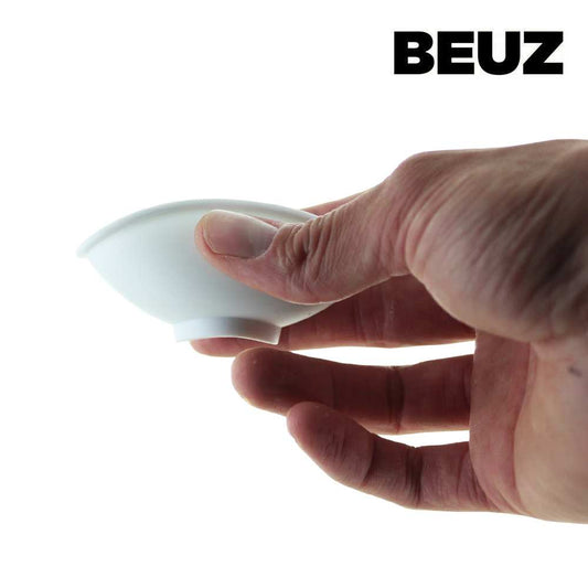 Bol à mixer en silicone blanc BEUZ, tenu par une main