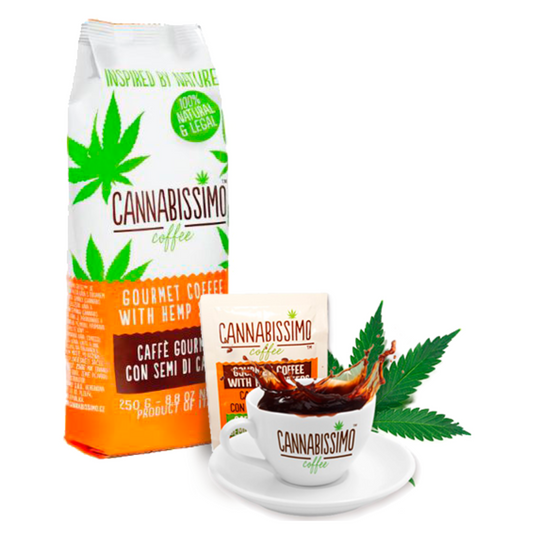 Café moulu au chanvre CANNABISSIMO : sachet blanc, tasse et feuilles de chanvre