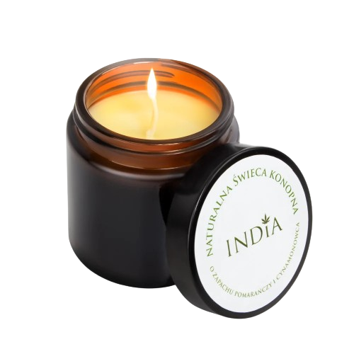 Bougie en pot noir, flamme allumée et couvercle rond « INDIA » sur le dessus